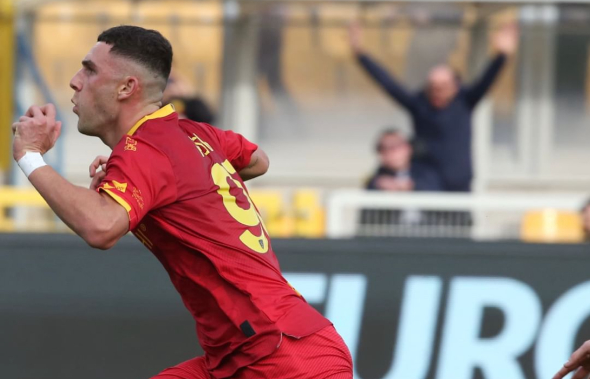 Calafiori ferma Falcone lanciato a gol, Piccoli trasforma il rigore al 100′: il Bologna pareggia a Lecce (1-1)
