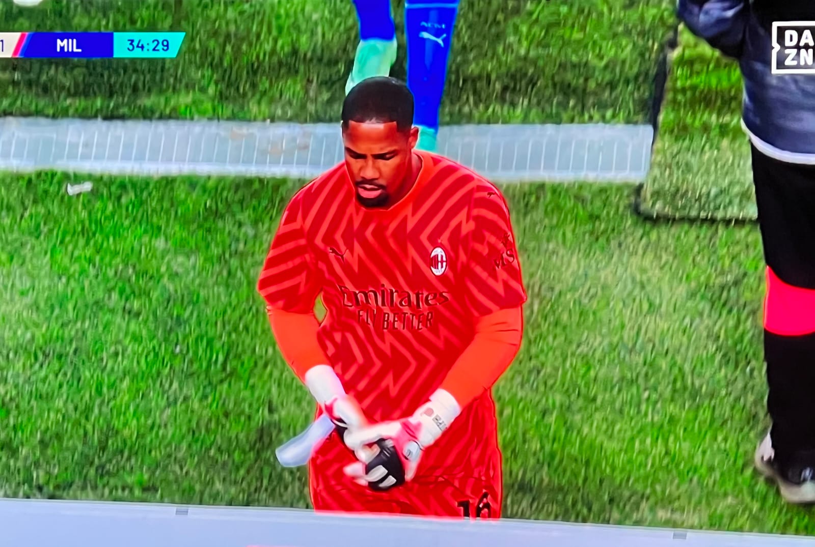 Vergogna a Udine, i tifosi dell’Udinese fanno cori razzisti contro Maignan che esce dal campo. Tutto il Milan va via