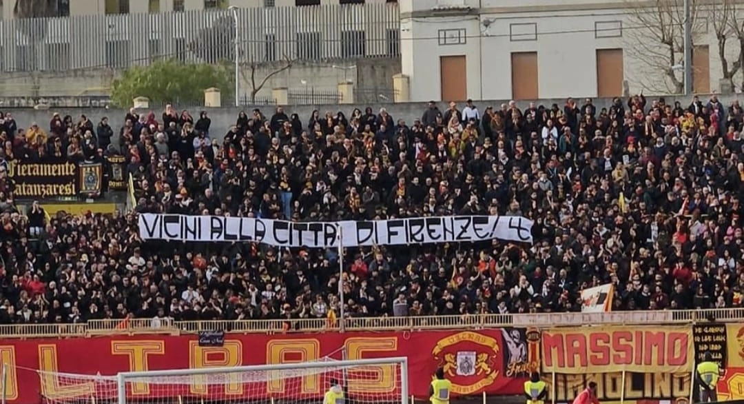 Bellissimo striscione della curva del Catanzaro per la tragedia di via Mariti: “Vicini alla città di Firenze”