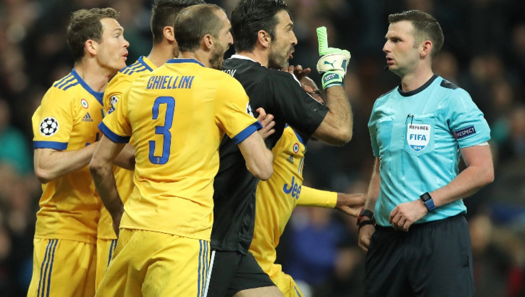 Ricordate Oliver? Buffon disse che aveva un bidone dell’immondizia al posto del cuore. Arbitra la Fiorentina