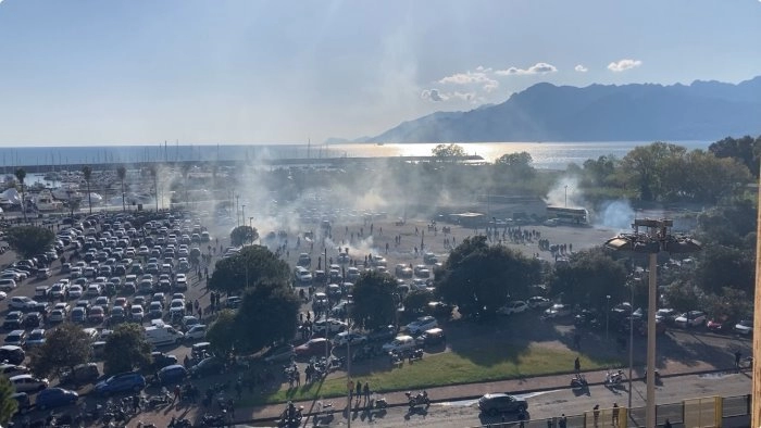 “Inaccettabili gli scontri prima di Salernitana-Fiorentina, feriti 10 agenti. Vanno respinti i criminali”