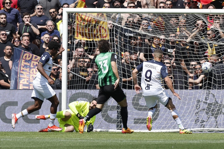 Il Sassuolo viene travolto dal Lecce e sprofonda in classifica. La sfida contro la Fiorentina decisiva per la salvezza