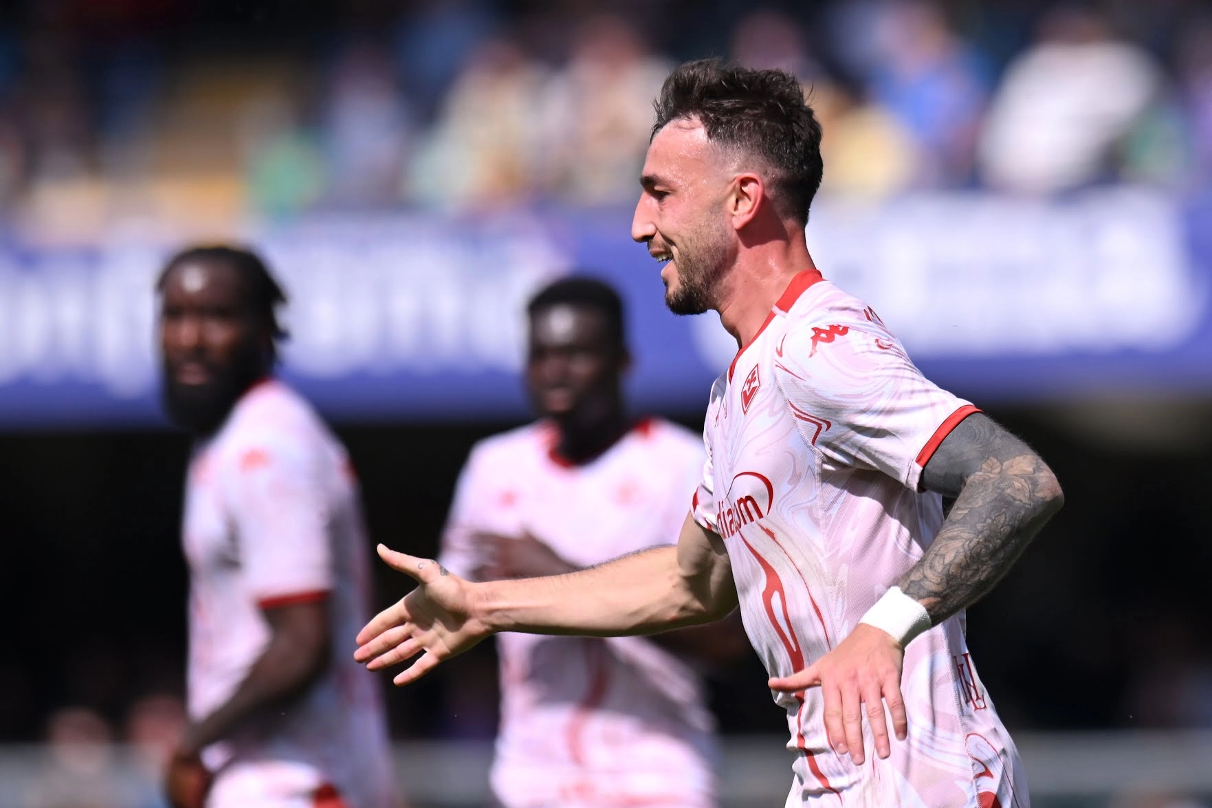Un altro strafalcione difensivo della Fiorentina contro il Verona. La testa è già a Bruges 