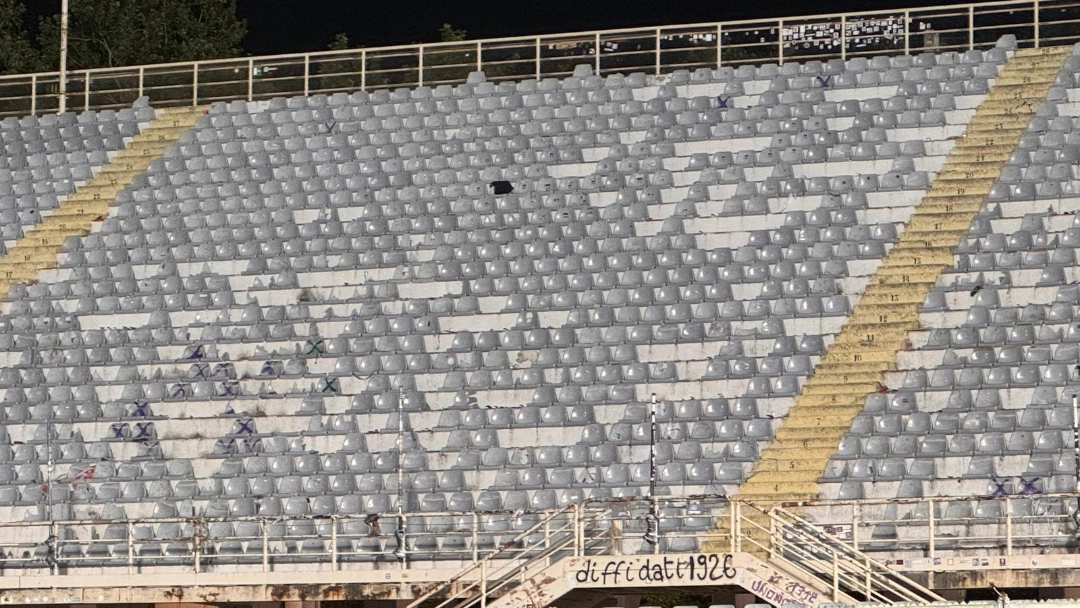 I tifosi hanno strappato i seggiolini dalla Curva Fiesole per ricordo, questo lo stato attuale