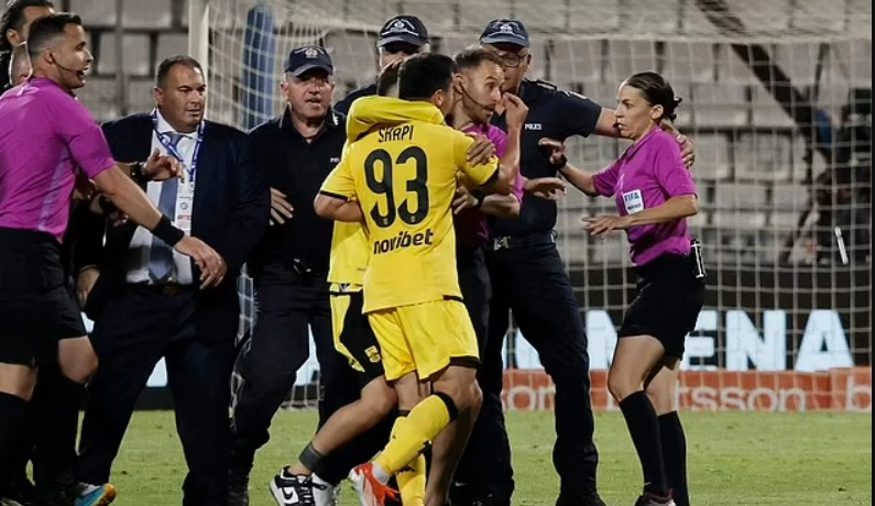 Caos e violenza nella finale Coppa di Grecia: l’arbitra è stata scortata fuori dallo stadio dalla polizia
