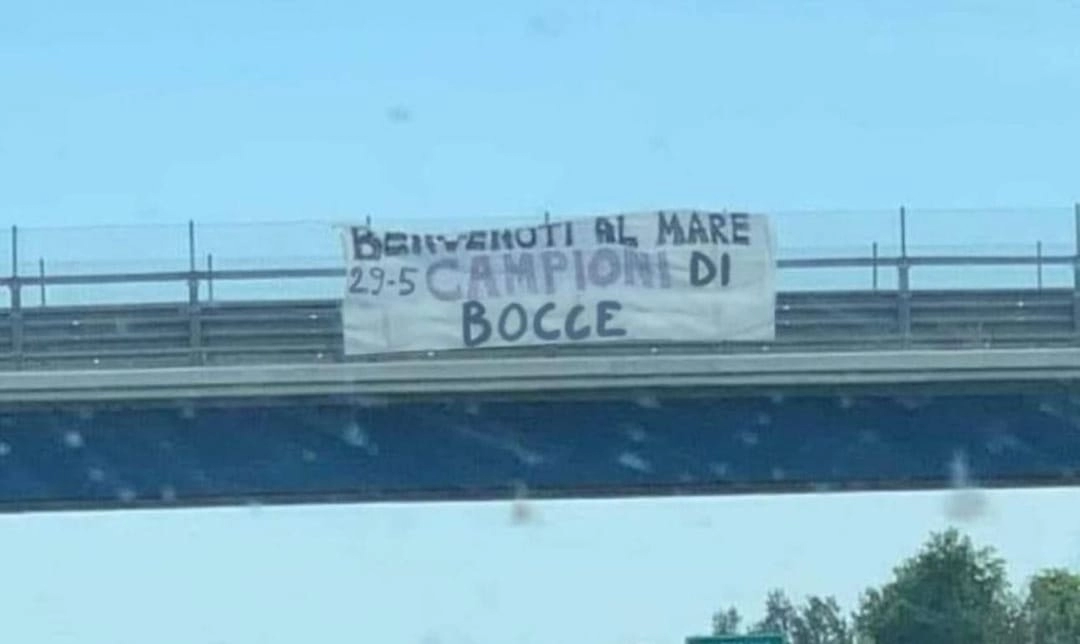 Striscioni sui cavalcavia della Fi-Li-Pi per i tifosi della Fiorentina: “Benvenuti al mare, campioni di bocce”