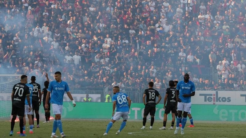 Caos in Cagliari-Napoli, lanci di petardi tra gli ultras. Uno steward è rimasto ferito dopo una colluttazione