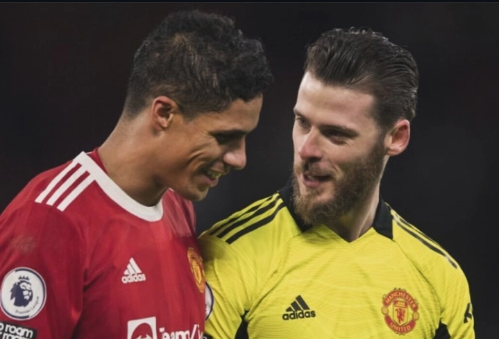 De Gea saluta Varane: “Calciatore straordinario, persona incredibile. Mancherai al calcio, buona fortuna”