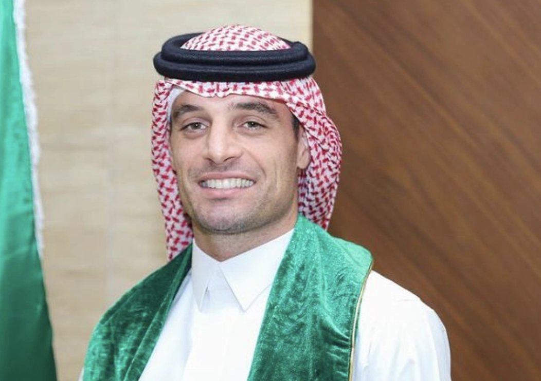 Bonaventura lo sceicco: il fantasista italiano in abbigliamento saudita alla festa dell’Al Shabab
