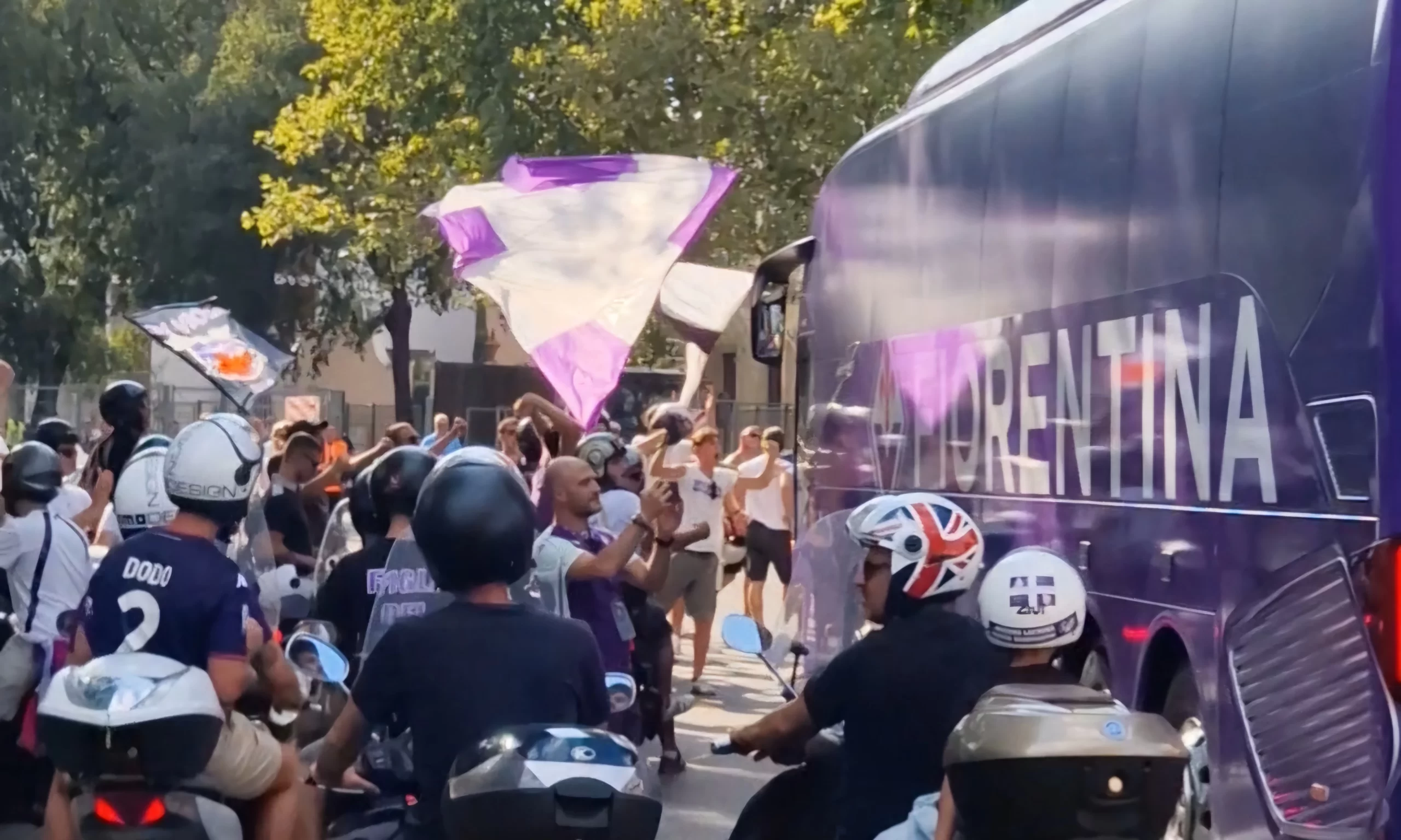 Tifosi viola scortano la Fiorentina al Franchi: passione e grande entusiasmo prima del Monza. Il video