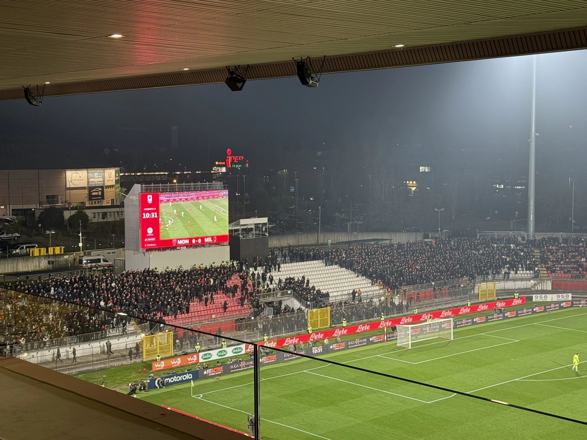 Tifosi del Milan abbandonano lo stadio. Il motivo? Non hanno fatto entrare in curva i puniti di Firenze