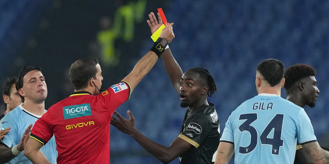 La Lazio vince con il Cagliari in 9, la rabbia del DS rossoblu: “Ogni fallo nostro era punito con il giallo”