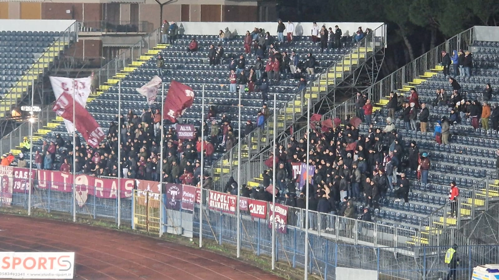 Tifosi della Fiorentina nel settore del Torino a Empoli, i tifosi azzurri stuzzicano: “Viola Viola vaff******”