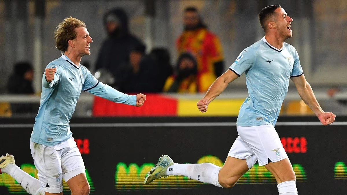 A Lecce la Lazio pesca il jolly nel finale, sopravanza la Fiorentina e riagguanta il terzo posto