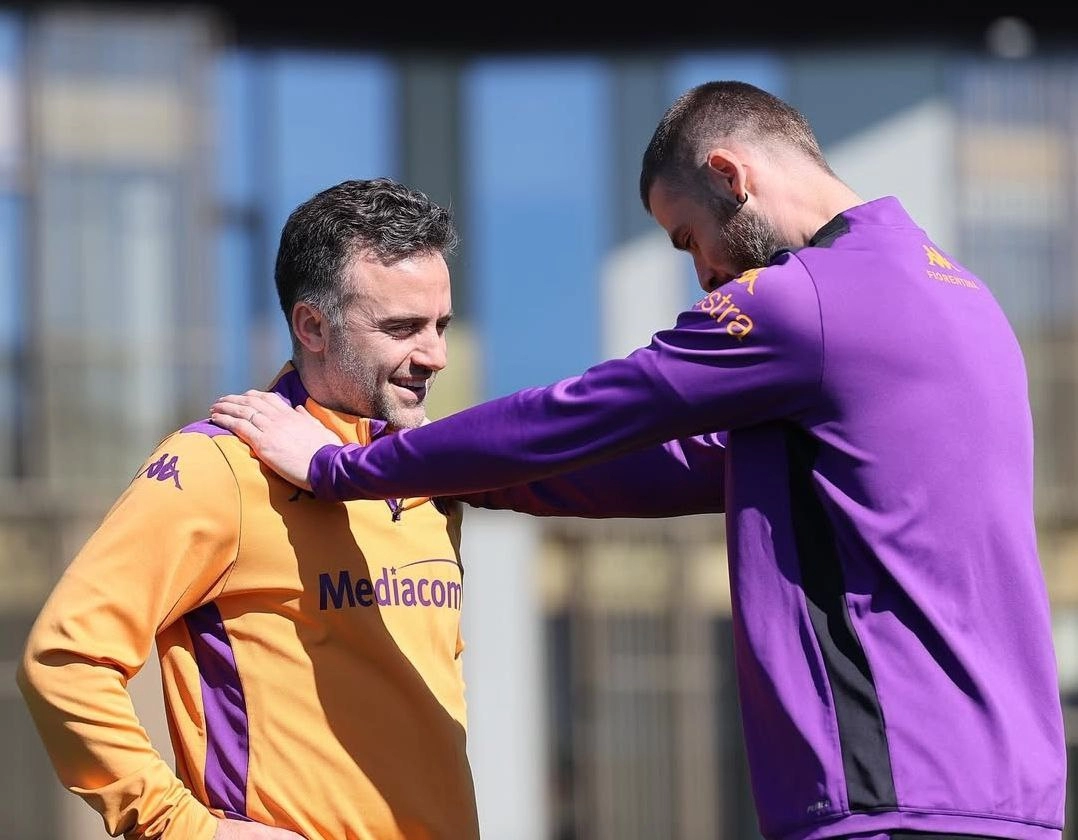 De Gea omaggia Pepito Rossi che si allena al Viola Park e scrive: “Riuniti in casa”