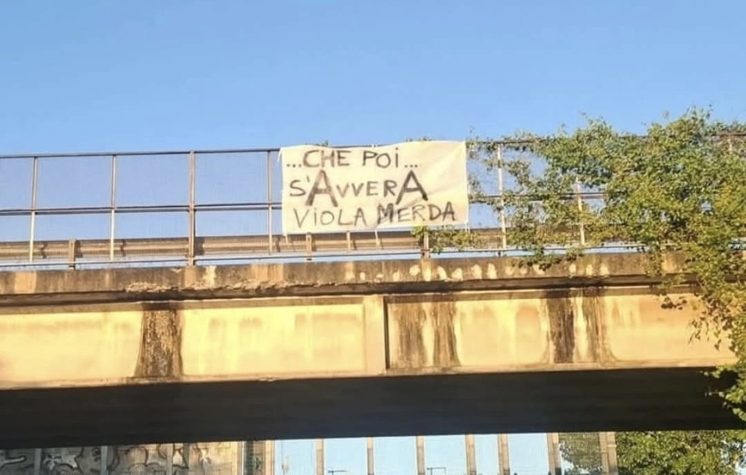 Striscione contro la Fiorentina dei tifosi del Pisa in Fi-Pi-Li: “Che poi si AvverA, viola mer**”