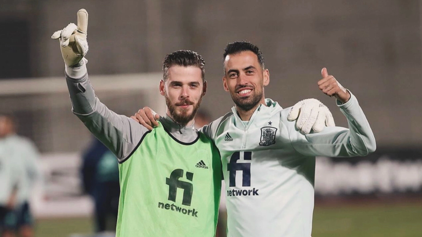 Sergio Busquets si ritira: il commovente annuncio via social e il saluto del connazionale De Gea