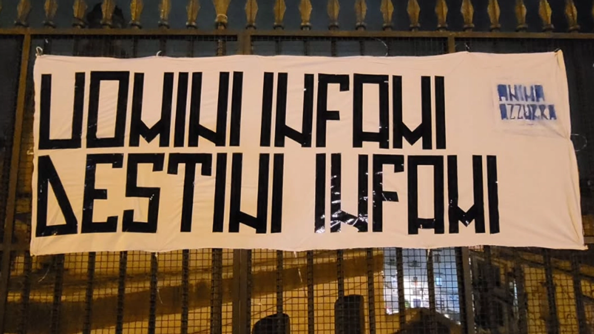 I tifosi del Napoli non perdonano Spalletti alla Juventus, lo striscione: “Uomini infami, destini infami”