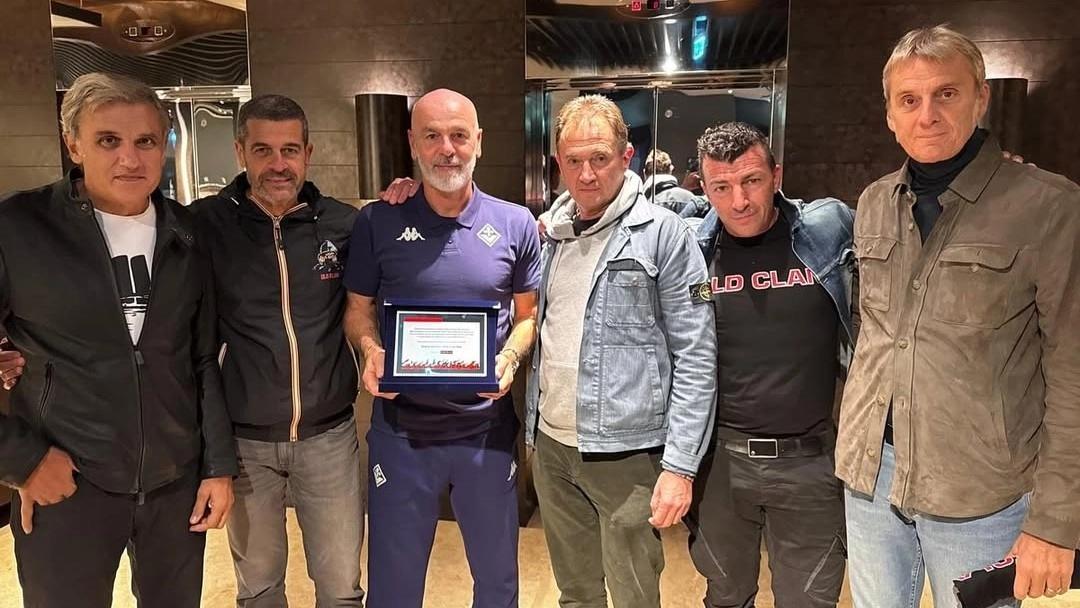 Pioli, foto in ritiro con i tifosi del Milan. Celebrato con una targa per il suo passato rossonero