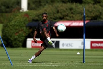 Da Milano rilanciano: “Data l’emergenza, Allegri potrebbe schierare Balentien 2008 del Milan Futuro”