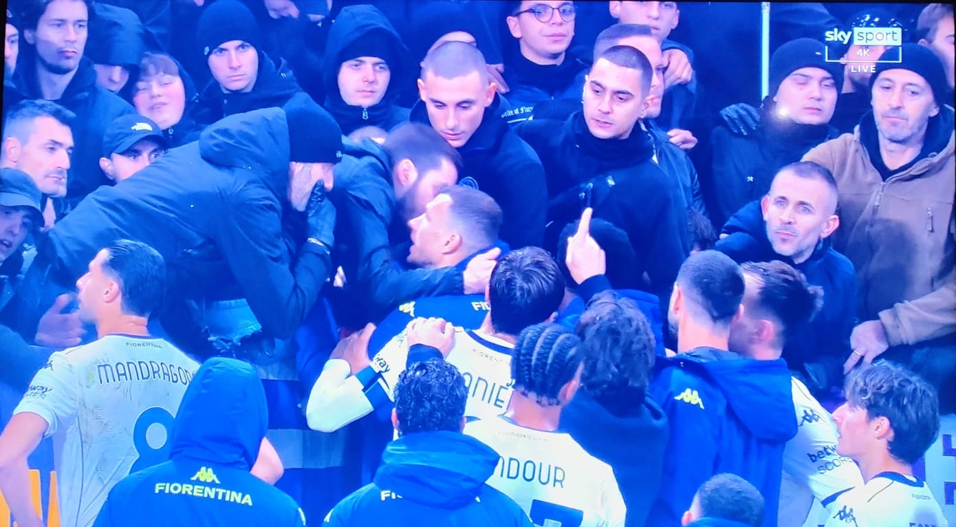 Nazione: “Tregua squadra-tifosi. Dzeko con il megafono, ecco il patto per la salvezza della Fiorentina”