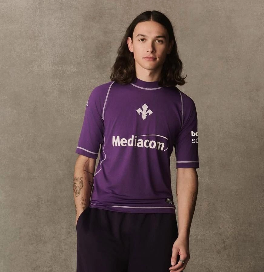 Maglia speciale per la Fiorentina contro la Juventus: edizione limitata per i 25 anni della Kombat di Kappa
