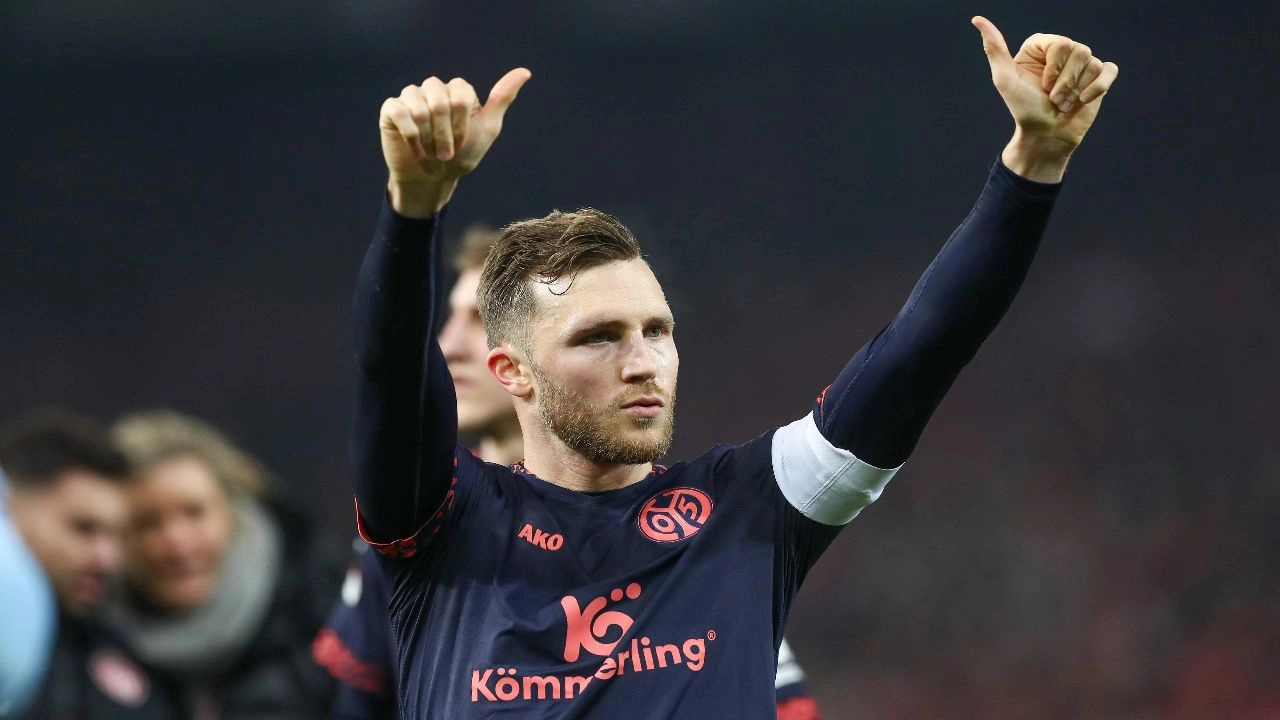 Il capitano del Mainz Widmer: “Dobbiamo giocare un calcio semplice. Scontro tra due squadre in difficoltà”