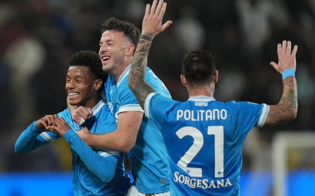 La doppietta di Neres manda al tappeto il Bologna di Italiano: il Napoli festeggia la vittoria della Supercoppa