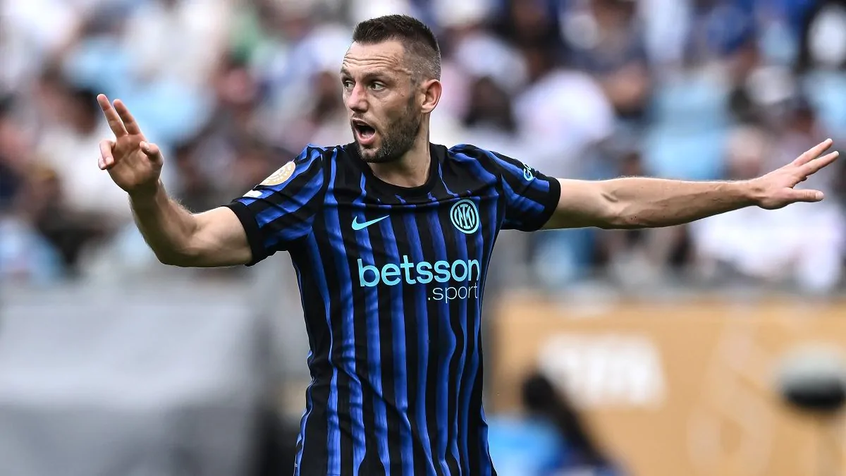 Nazione rivela: “Per la difesa a Vanoli potrebbe piacere De Vrij, in scadenza di contratto con l’Inter”