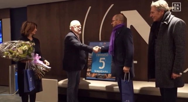 De Laurentis da brividi. Omaggio all’ex presidente viola Rocco Commisso con una maglia speciale