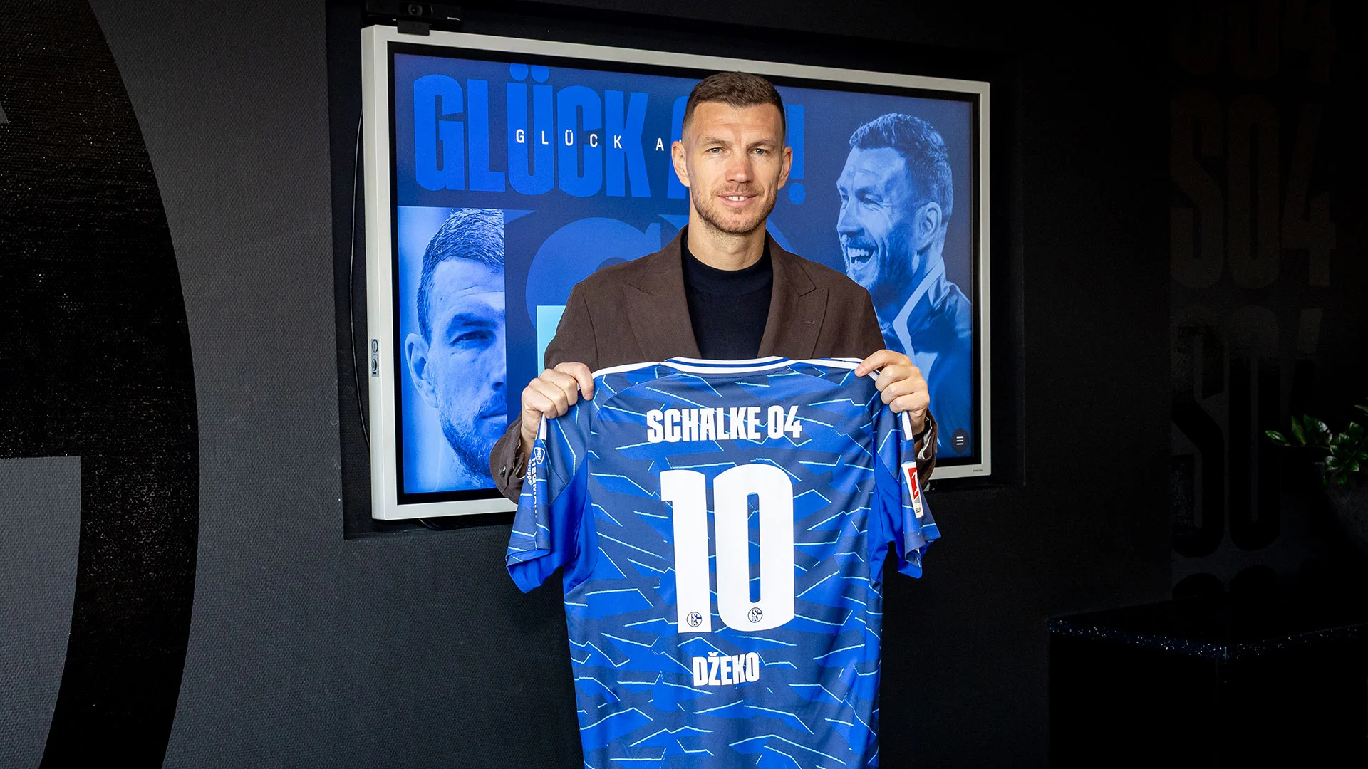 Dzeko, le prime parole allo Schalke 04: “Non vedo l’ora di giocare in casa con tutto esaurito”