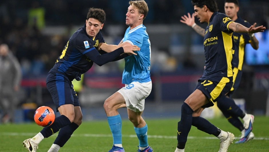 Il Parma respinge gli assalti del Napoli e strappa un punto al Maradona: i ducali salgono a 22 punti