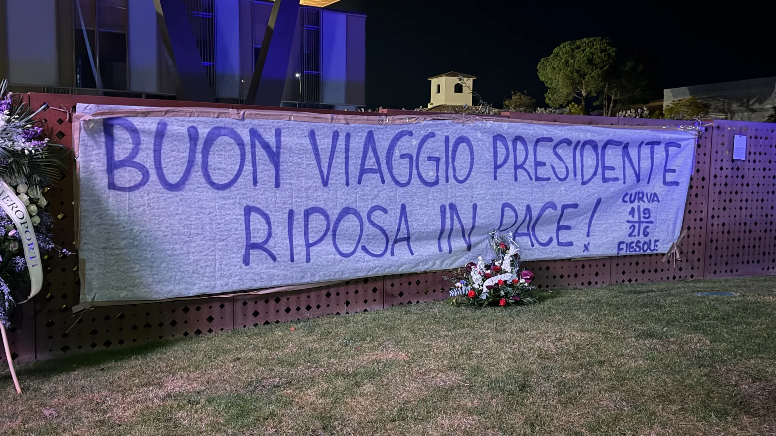 Lo striscione della Curva Fiesole per Commisso al Viola Park: “Buon viaggio presidente, riposa in pace”