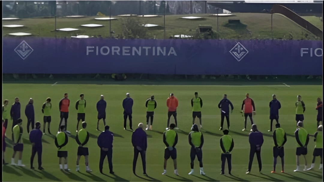 Prima dell’allenamento della Fiorentina un minuto di silenzio per Commisso. Poi un lungo applauso
