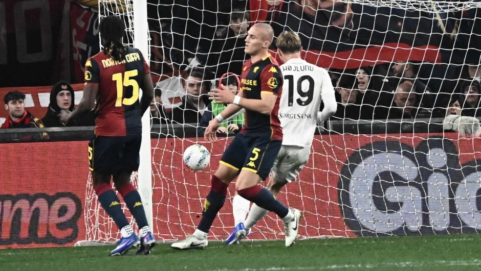 Il Napoli in 10 espugna Marassi al 94′ e dà una mano alla Fiorentina: decisivo Hojlund dal dischetto