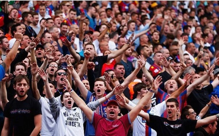 Nazione: “Crystal Palace, il tifo che ricorda l’Italia: striscioni contro la UEFA”